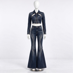 Ensemble en jean bleu foncé pour femme : veste courte à découpes et fermeture éclair, jean évasé à empiècements courbes – Fabricant de vêtements en gros OEM/ODM sur mesure - Product Image 6
