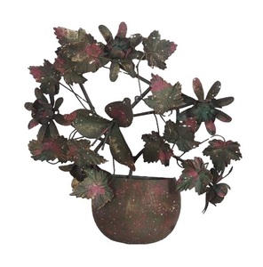 Pot de fleurs mural en métal artisanal et écologique avec design à trous pour la décoration de table de salon - Product Image 5