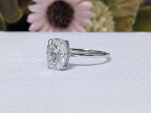 Anillo de compromiso de oro blanco de 14K con moissanita de corte ovalado y engaste de garras, certificado, moderno, con halo oculto, de Lurba Jewels para mujer - Product Image 4