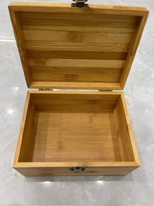 Boîte à bijoux en bois naturel artisanale avec couvercle, design rectangulaire classique personnalisé, organisateur de rangement à charnières pour usage domestique - Product Image 1