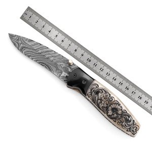 Cuchillo plegable de bolsillo de acero de Damasco de grado industrial OEM - Mango de hueso de camello con grabado láser - Perilla de pulgar con diseño victoriano - Product Image 2