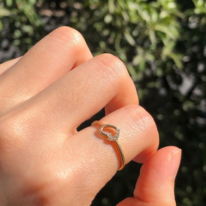 Bague en or massif avec micro-pavé de diamants blancs taille ronde, cadeau minimaliste de remerciement, bijou surprise, cadeau élégant pour elle - Product Image 3