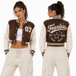 Chaqueta Letterman Corta para Mujer OEM, Cuerpo de Lana, Mangas de Cuero con Diseño de Escudo de Mariposa, Etiqueta Privada, Logotipo Personalizado, MOQ Bajo, Premium - Product Image 3