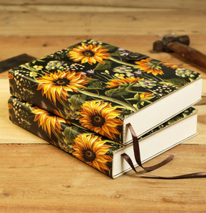 Diario de tapa dura floral hecho a mano, cuaderno con cubierta de cuero negro y patrón de girasol, con encuadernación de cuero y correa. - Product Image 1