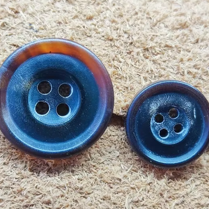 Bouton rond de 18 mm à 4 trous, imitation corne de buffle antique, fait main, durable, de haute qualité, pour l'art et les objets de collection - Product Image 1