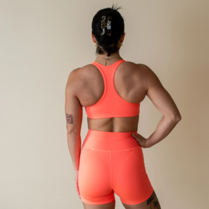 Ensemble de yoga sans couture respirant et écologique pour femmes grandes tailles, couleur néon corail, avec short de sport taille haute et soutien-gorge de sport - Product Image 4