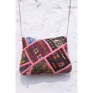 Pochette vintage en coton brodée à la main de Jaipur, style Banjara, décontractée et tendance, avec fermeture ouverte, chaînes, patchwork et travail de miroirs, à prix avantageux - Product Image 5