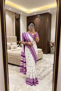 Sari Banarasi Blanco y Morado con Borde de Puntos, Vestido Tradicional Indio para Mujer, Largo hasta el Suelo, Hecho con Materiales Reciclados - Product Image 4