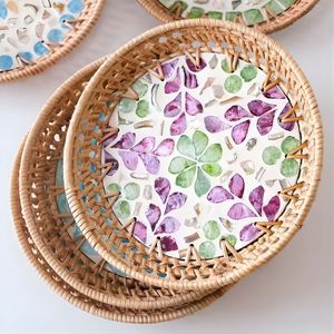 ถาดหวายสานฝังมุกเปลือกหอย ถาดเสิร์ฟทรงกลมโมเสกทำมือ จานตกแต่งสไตล์โบโฮแบบเรียบง่ายสำหรับตกแต่งบ้าน - Product Image 1