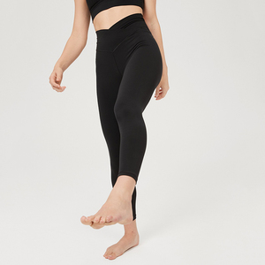 Leggings de sport blancs pour femme, taille mi-haute croisée, longueur intégrale, extensibles, en polyester et dentelle, pour yoga, gym, entraînement et fitness - Product Image 2