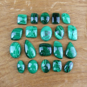Cabochon de malachite en velours naturel, pierre précieuse verte rayée, polie et lisse, pierre brute pour la fabrication de bijoux - Product Image 1