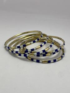 Ensemble de bracelets légers en résine orange et laiton, faits à la main, audacieux, élégants, couleur personnalisable, bijoux de mode pour femmes, style bohème contemporain - Product Image 4
