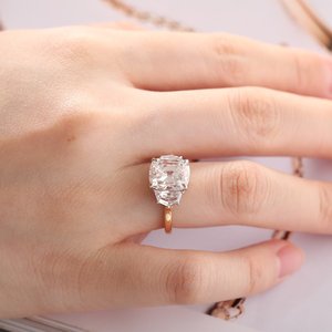 Bague de fiançailles en or blanc 14 carats avec diamant de laboratoire taille coussin certifié IGI 4,5 carats, accents trapézoïdaux, directement du fabricant - Product Image 4