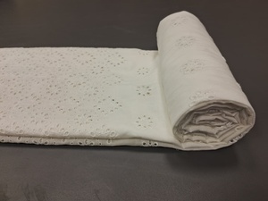 Nuevo Diseño de Tela de Algodón Blanco Premium con Bordado Schiffli - Material con Borde Floral Denso y Dobladillo Festoneado para Vestidos - Product Image 4