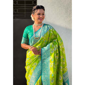 Sari en soie Banarasi verte élite, tissé Zari, avec foulards et châles traditionnels contrastants Jaal - Product Image 3