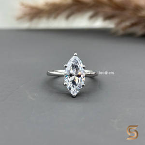 Anillo de Compromiso y Boda con Moissanita Corte Marquesa, Oro 14K con Baño de Rodio, Engaste Catedral, Diseño Elevado, Lujoso, Elegante y Atemporal - Product Image 2