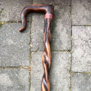 Ideal para personas mayores y para caminantes al aire libre, el bastón de resina y madera combina ligereza y comodidad de manejo. - Product Image 1