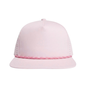 Gorra de Béisbol Deportiva con Logotipo Bordado Personalizado ODM, 5 Paneles, Visera Plana, Tela Impermeable, Orificios Cortados con Láser, Cierre a Presión - Product Image 1