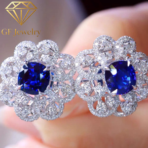 Boucles d'oreilles clous vintage Halo en or blanc 14K avec saphir bleu royal de laboratoire 2,71 ct et micro-pavé de diamants, boucles d'oreilles de cérémonie - Product Image 1