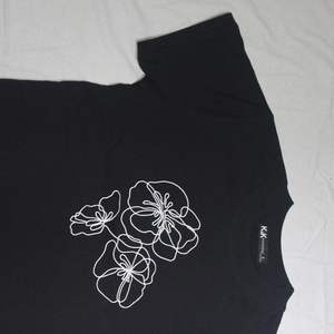 เสื้อยืดคอตตอนเนื้อหนาคุณภาพเยี่ยม ราคาประหยัด สั่งทำได้ คอกลม แขนสั้น ทนทาน นุ่มสบาย ผลิตในเวียดนาม - Product Image 3
