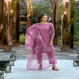 Ensemble Kurti Pantalon Dupatta VASTRA COTTAGE, broderie de sequins sur le col, doublure en coton, tenue ethnique élégante pour femmes - Product Image 5