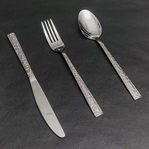 Juego de cubiertos de metal premium de colores arcoíris, diseñado para una durabilidad y un uso a largo plazo. - Product Image 2