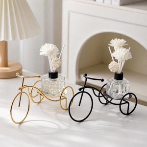Portavelas de metal con acabado dorado y negro en forma de bicicleta vintage, elegante decoración de mesa, ideal para la sala de estar y la decoración del hogar. - Product Image 4