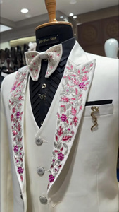 Traje de esmoquin de diseñador blanco para hombre con solapa bordada con motivos florales – Blazer de boda con chaleco y pajarita - Product Image 4