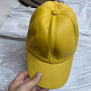 นี่คือหมวกเบสบอลหนังแท้สีน้ำตาล - Product Image 4