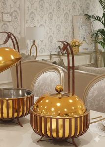 Réchaud alimentaire haut de gamme en acier inoxydable doré, type chafing dish, avec bandes décoratives métalliques et support élégant pour service de banquet hôtelier - Product Image 2