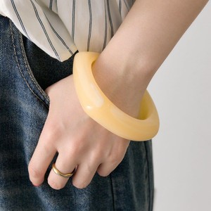 Bracelet classique en résine blanche crème, bracelet en acrylique lisse, bijoux minimalistes faits à la main pour femmes - Product Image 4