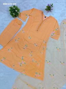Muselina de excelente calidad con bordado de flores y hojas y detalles hechos a mano en el cuello. Conjunto listo para usar de Kurti largo, pantalón y dupatta. Proveedor indio. - Product Image 4