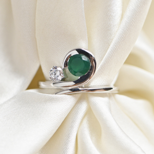 Anillo de Compromiso, Boda o Aniversario para Mujer con Piedra de Ónix Verde Natural, Oro de 14K y Plata de Ley 925 con Engaste de Garras, Gema Verde - Product Image 1