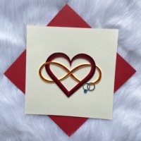 Carte d'anniversaire en papier 3D faite à la main avec un cœur en quilling, un cupcake coloré, un ballon et un motif pop-up estampé or