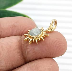 Dijes de Ópalo Fuego Sunburst - Colgante Redondo de 6mm con Engaste Chapado en Oro - Dijes Hechos a Mano - Product Image 3