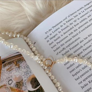 Collier en perles d'eau douce baroque rétro européen américain simple et polyvalent pour femmes, chaîne de clavicule, tendance 2024 - Product Image 3