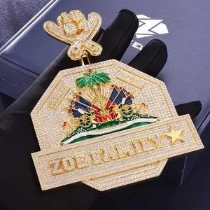 จี้ห้อยคอธีมฮิปฮอปแบบ Iced Out เงินแท้ 925 ชุบทอง 14K ประดับเพชรโมอิสซาไนต์แบบ Micro Pave จี้หรูหรา สั่งทำจี้ตัวอักษรชื่อได้ - Product Image 1