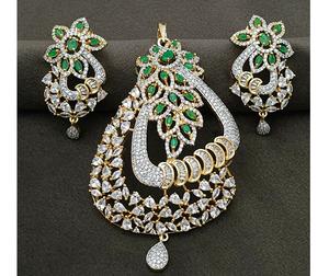 Impresionante conjunto de collar con colgante de circonita de diseño en latón dorado y acabado blanco con aretes para ocasiones de boda y fiesta para mujeres. - Product Image 1