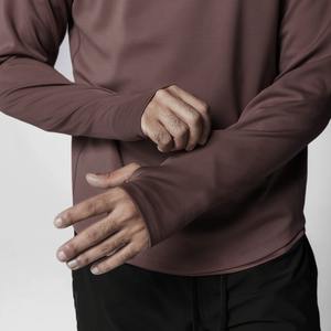 Camiseta Deportiva Personalizada OEM para Hombre, Manga Larga, Media Cremallera, Cuello Alto, con Orificio para el Pulgar - Product Image 3