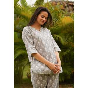 Ensemble de pyjama pour femmes Cloud Gray Tulip Tales avec masque facial - Product Image 4