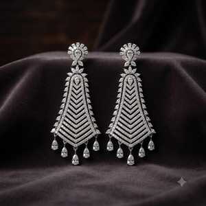 Boucles d'oreilles pendantes en forme de poire et pavé de diamants Chevron Regal, géométriques, plaquées argent, classiques, pour mariage féminin - Product Image 1