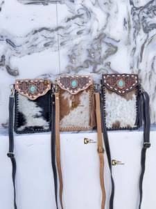 Bolso de cuero con grabado artesanal y piedra turquesa, tamaño pequeño, para teléfono, con piel de vacuno con pelo, tipo cartera de muñeca - Product Image 5
