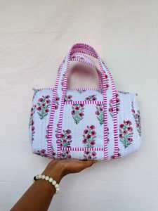 Sac fourre-tout en coton matelassé à fleurs avec fermeture éclair, design pliable pour un usage quotidien et en voyage - Product Image 1