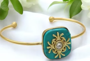 Bracelet fantaisie et tendance au look de créateur avec pierres dorées étincelantes pour filles, cadeau étincelant à la mode pour femmes - Product Image 2