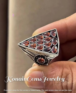 Anillo Triangular Vintage en Plata de Ley 925 |   Anillo llamativo de granate y ónix negro - Product Image 4