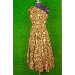 Robe midi en coton imprimé floral faite à la main pour femmes, épaule dénudée d'un côté avec décoration en dentelle, style doux pour les mariages et les tenues décontractées - Product Image 5