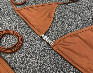 Ensemble de bikini personnalisé pour femme, couleur unie, extensible, 100 % polyester, soutien-gorge triangle, bas string, encolure halter, logo avant, vert, noir - Product Image 2