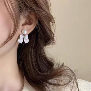 Pendientes de Plata 925 con Diseño Coreano de Alta Gama, con Cristal y Perla, Ligeros y Elegantes - Product Image 4