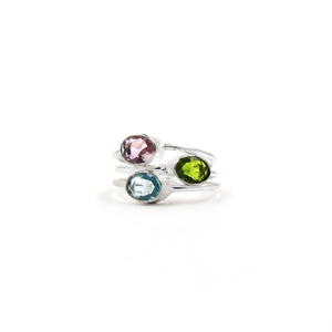 Bague bohème multi-pierres précieuses |   Bague géométrique en laiton plaqué argent fait main avec topaze bleue, péridot et quartz rose, taille ovale - Product Image 4