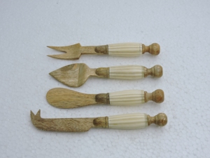 Ensemble d'ustensiles à fromage en bois, 4 pièces, sculptés à la main, écologiques, avec manche en résine, lavage à la main uniquement - Product Image 1
